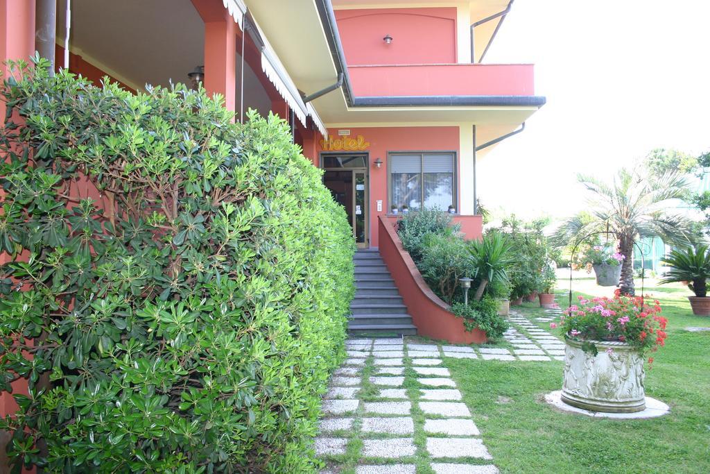 Hotel Le Rotonde Massaciuccoli ภายนอก รูปภาพ